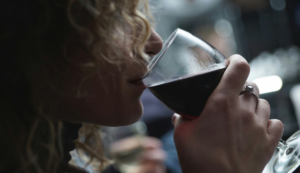 Alcohol: 8 Compelling Studies Reveal What’s Going On Behind The Buzz (P)