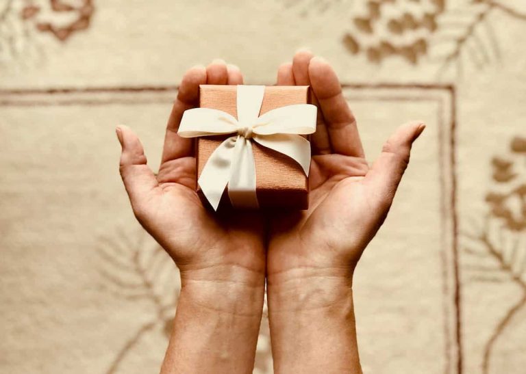 How To Choose The Perfect Gifts: 9 Science-Backed Rules (P)