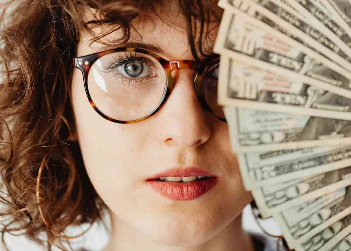 Money: 10 Eye-Opening Effects It Has On The Human Mind (P)