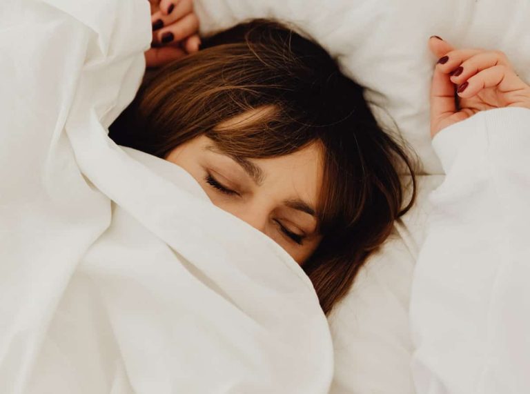 This Surprising Evening Routine Unlocks 30 Extra Minutes Of Sleep (M)